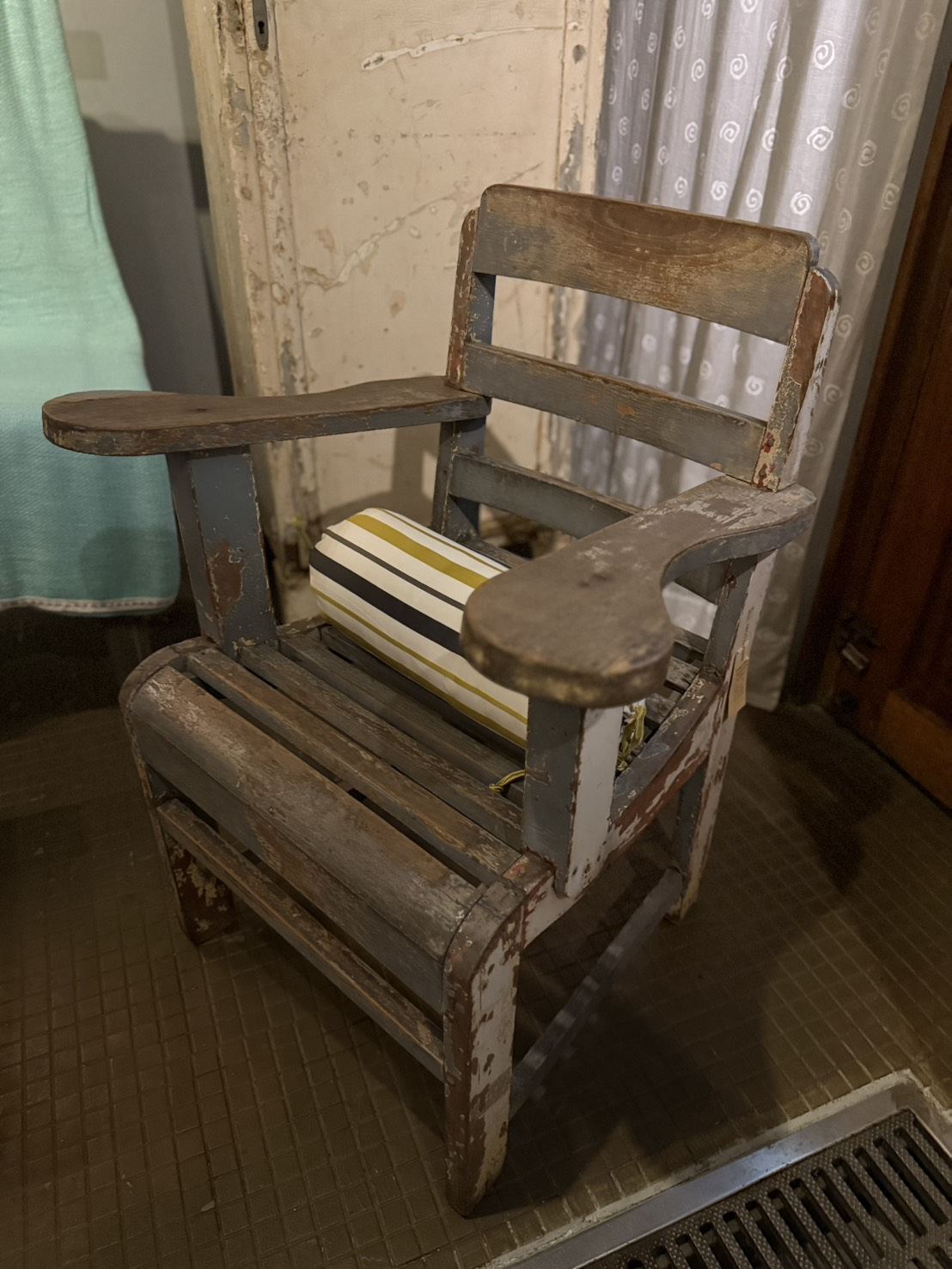 灰色書寫扶手椅